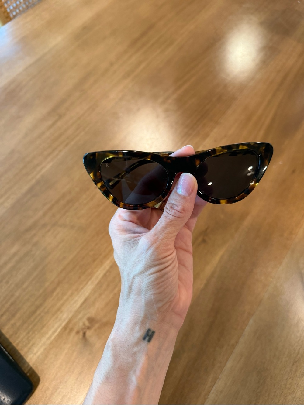 Raen “flora” Tortoiseshell Cat-Eye Sunglasses in Brown - Classic Women's Shades